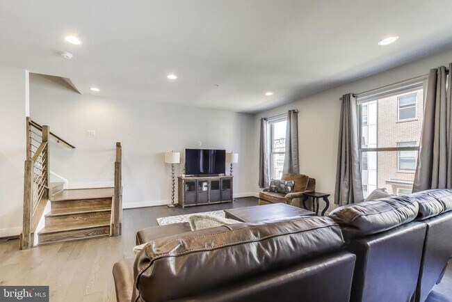 Building Photo - 5004 Oakmoore Dr