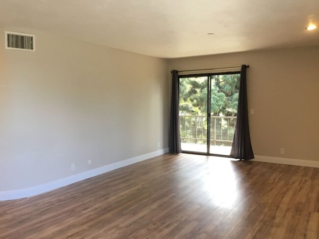 Building Photo - 2BR 2BA Condo-AC, Washer/Dryer in Unit, Pe...