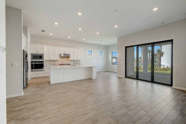 Building Photo - 837 SE Courances Dr