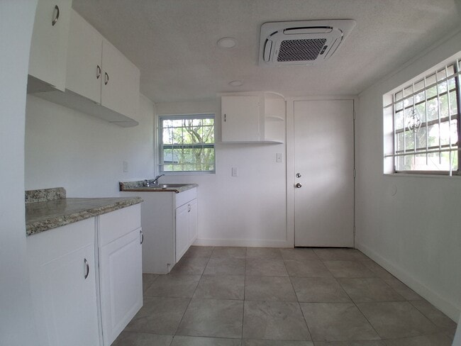Building Photo - 2904 Moncrief Rd