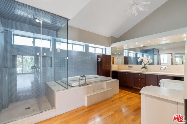 Building Photo - 8614 Hollywood Blvd