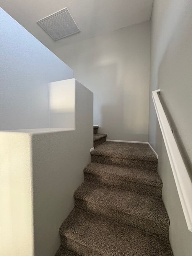 Building Photo - 4 Bedroom with NEW Carpet & Paint