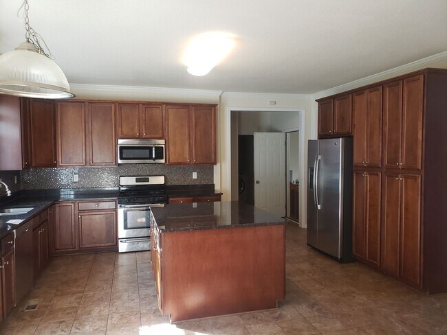 Building Photo - WOODBRIDGE POINTE