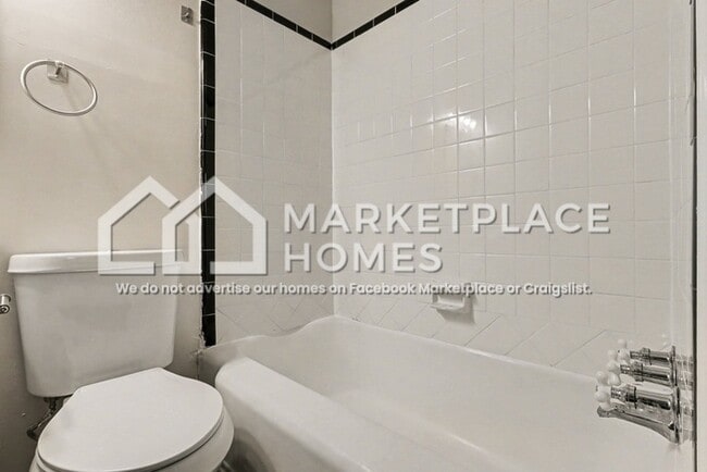 Building Photo - 876 Custer St