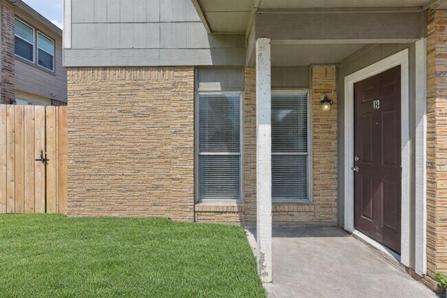 Building Photo - 1210 Southport Dr
