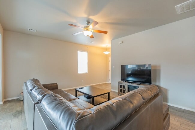 Building Photo - Beautiful 3 Bedroom/2 Bath Home