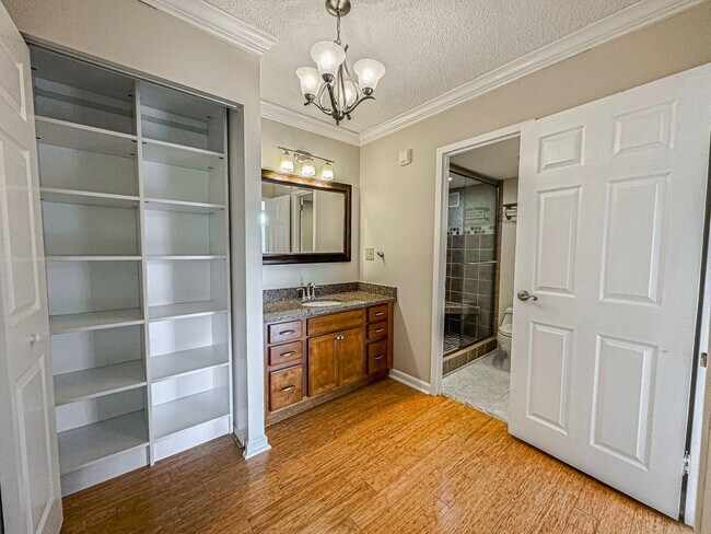 Building Photo - Bright And Spacious 1 Bed 1 Bath Condo Wit...