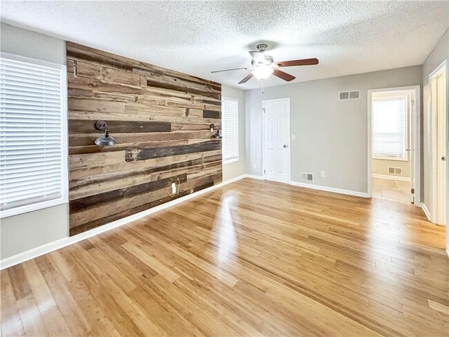 Building Photo - 1543 Hillhaven Dr