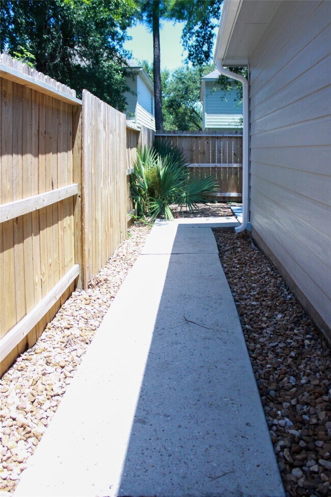 Building Photo - 16945 Scenic Knoll