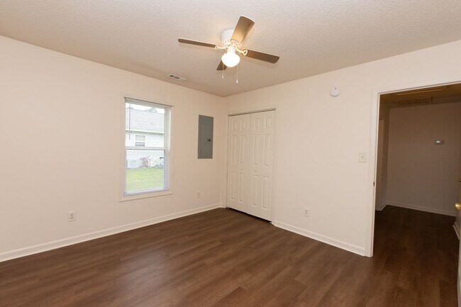 Building Photo - 241 Lakewood Dr