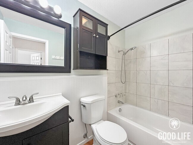 Building Photo - Spacious 2B/1.5BA Condo in Bay Park! Reserved Parking, Balcony, Fireplace Display & Pool!