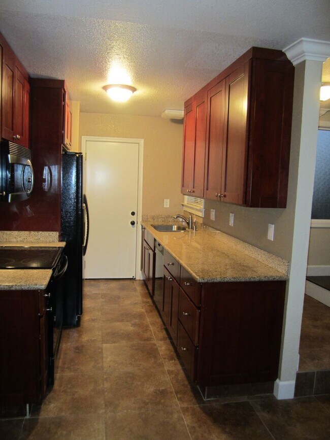 Building Photo - 2 Bedroom / 1 Bathroom Townhome in Bay Point