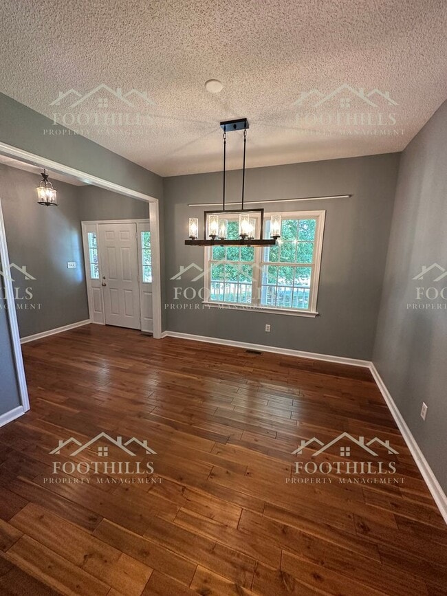 Building Photo - Stylish and Spacious 4-Bed Home with Scree...