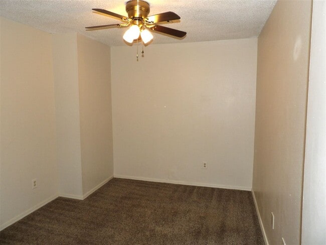 Building Photo - 4632 NE Dearborn Ave