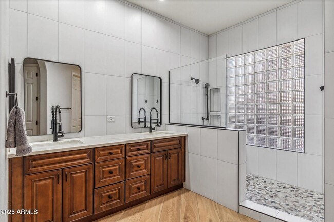 Building Photo - 10695 E Caribbean Ln