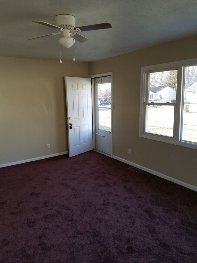 Building Photo - Make yourself at home in this clean 3-bedr...
