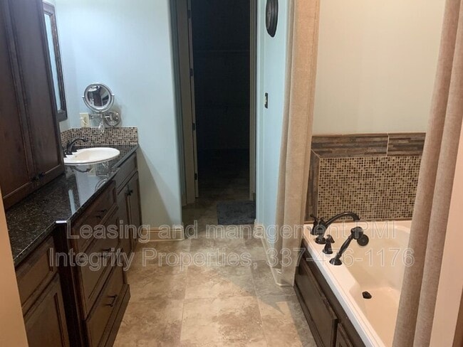 Building Photo - 330 Dunvegan Ct