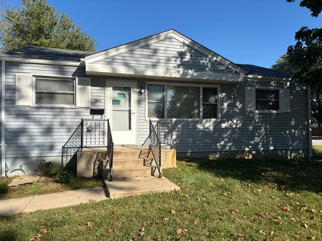 Building Photo - 1900 W Clark St