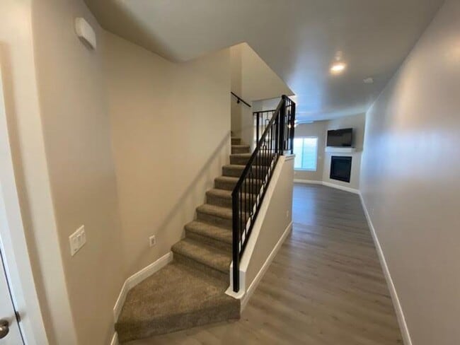 Building Photo - 3 Bed - 2.5 Bath, Large Townhouse - 2 Car Garage