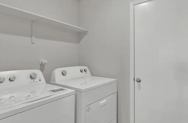 Building Photo - 320 Wirecrested Dr