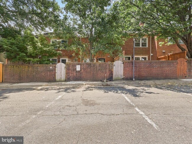 Building Photo - 811 Gibbon St