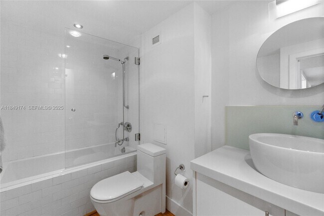 Building Photo - 100 Lincoln Rd