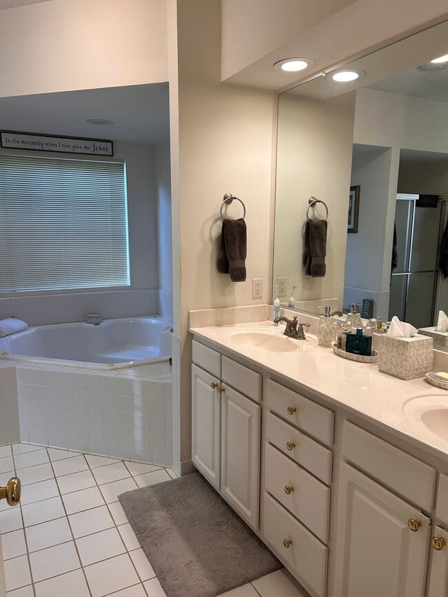 Building Photo - 3BD/2.5BA Brick Townhouse in Chancellors W...