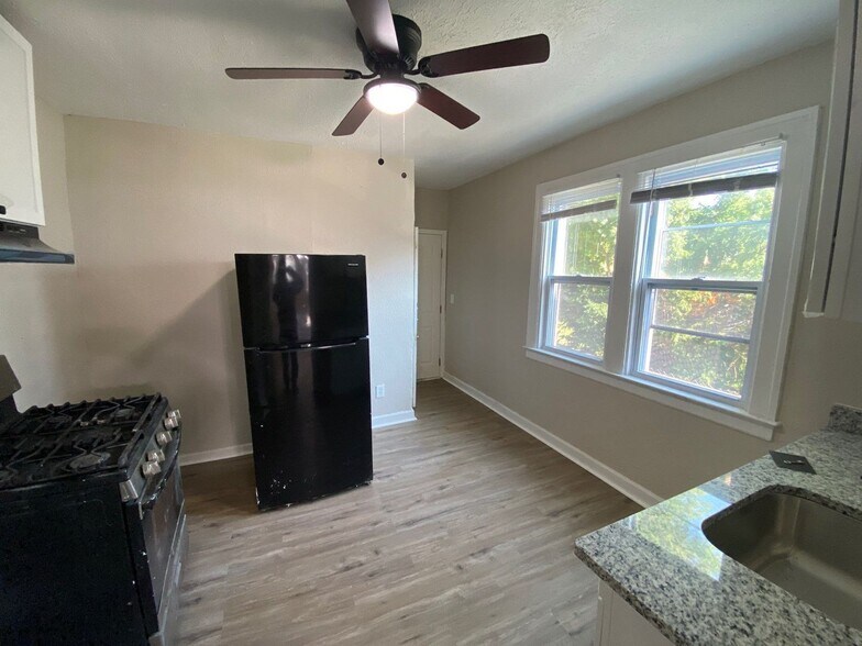 Building Photo - 4840 St Clair St