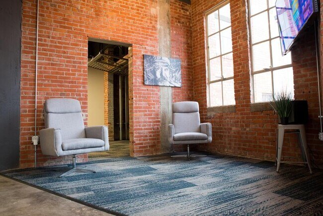 Building Photo - 3200 Gillham Rd