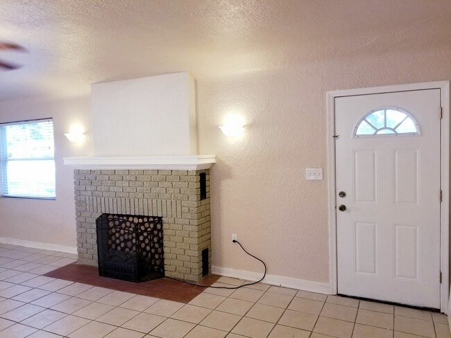 Building Photo - 512 E Strawbridge Ave