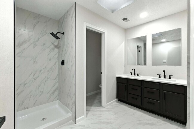 Building Photo - 528 Talladega St SE