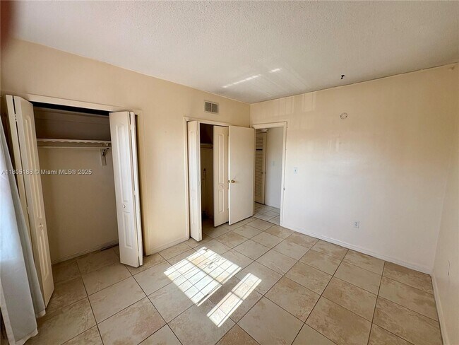 Building Photo - 1591 NE Miami Gardens Dr