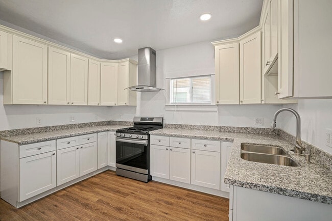 Building Photo - Charming 3 Bedroom Home Near Broadway | Spacious Layout | Prime Sacramento Location