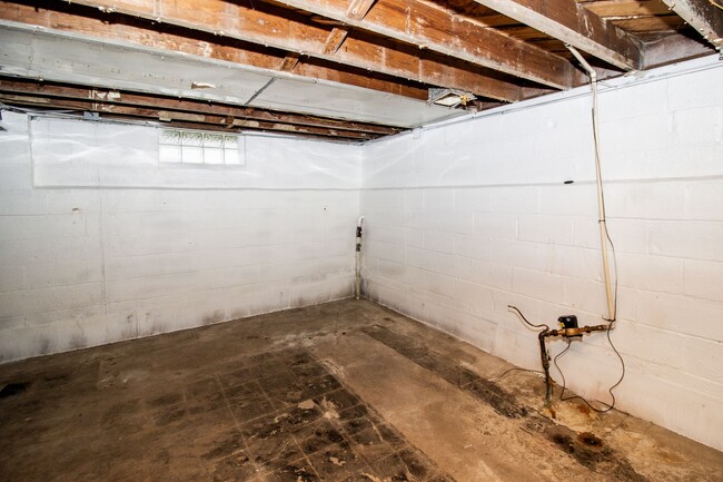Building Photo - 4004 E 155th St