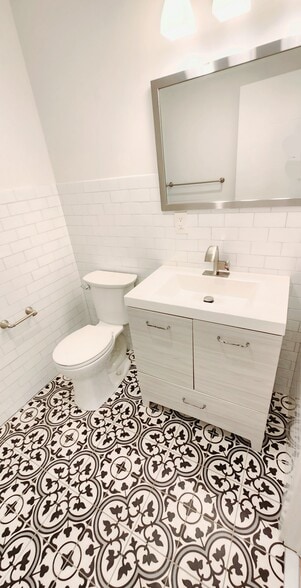 Building Photo - 2200 W 32nd St