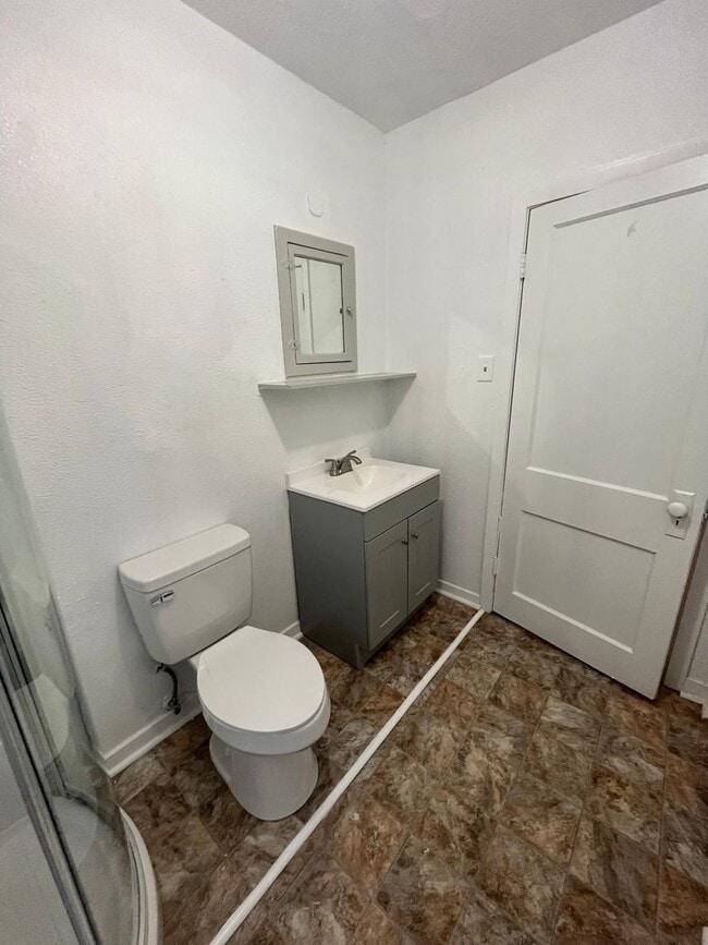 Building Photo - CUTE 2/1 FOR LEASE