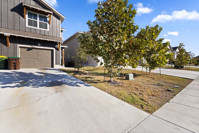 Building Photo - 7620 Magnolia Village