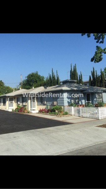 Building Photo - 124 N Beachwood Dr