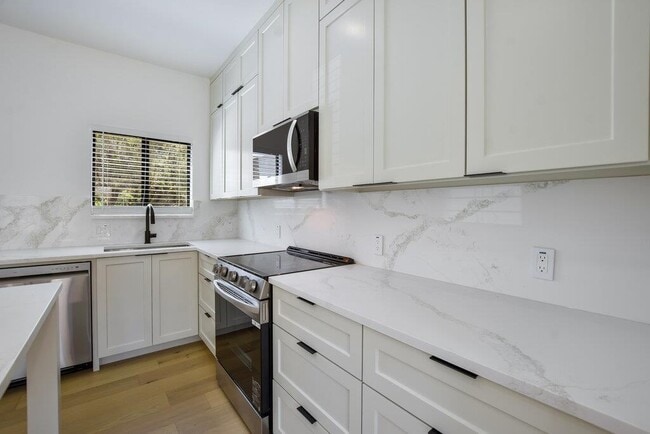 Building Photo - 2530 Steck Ave