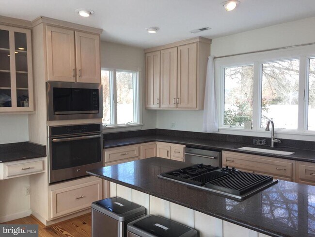 Building Photo - 873 Hawlin Rd