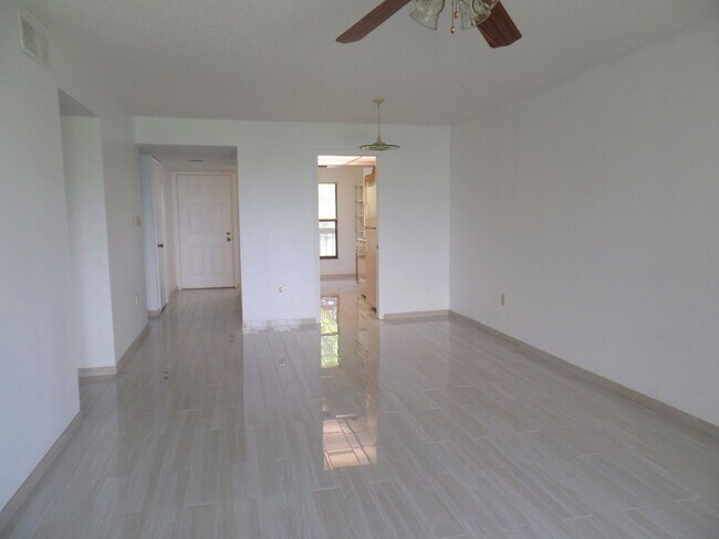 Building Photo - 2/2 UNFURNISHED Condo in Pasadena Cove. Ne...