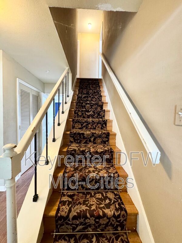Building Photo - 2505 Crestview Cir