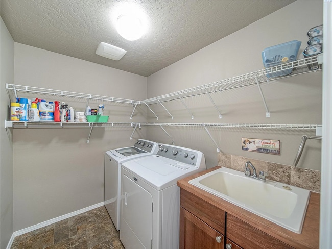 Building Photo - AVAILABLE SEPTEMBER 1ST! Luxury Kennewick ...