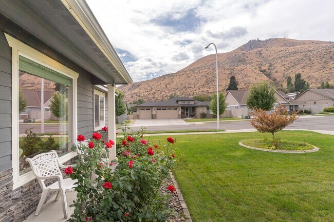 Building Photo - 3-bedroom, 2-bathroom home featuring an op...