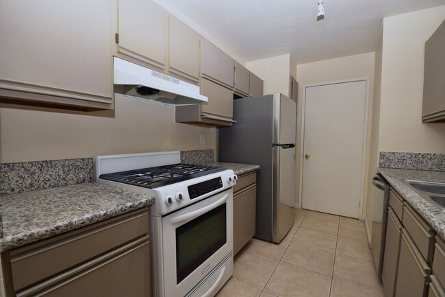 Building Photo - Cozy 2 Bed 2 Bath Condo at Canyon Gate