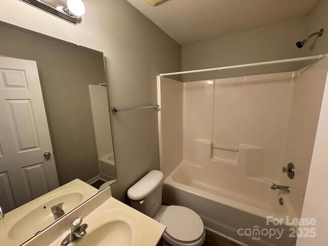 Building Photo - 2184 Winthrop Chase Dr