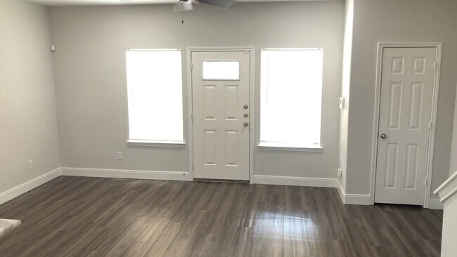 Building Photo - 9218 Nyssa Ave