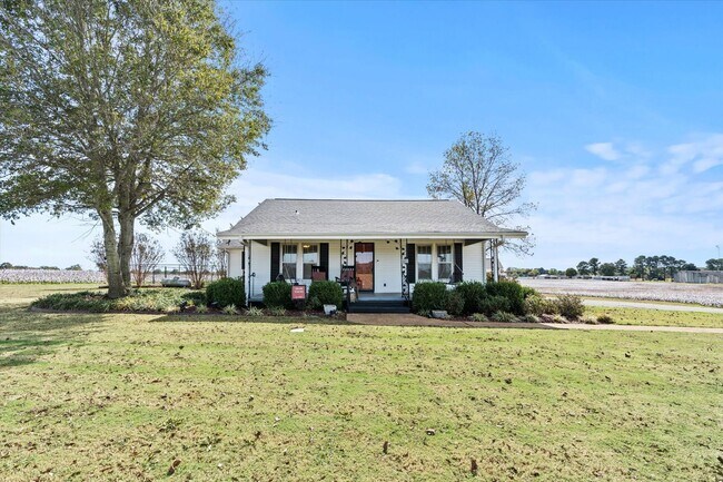 Building Photo - Charming Farmhouse on the West Side of Ath...