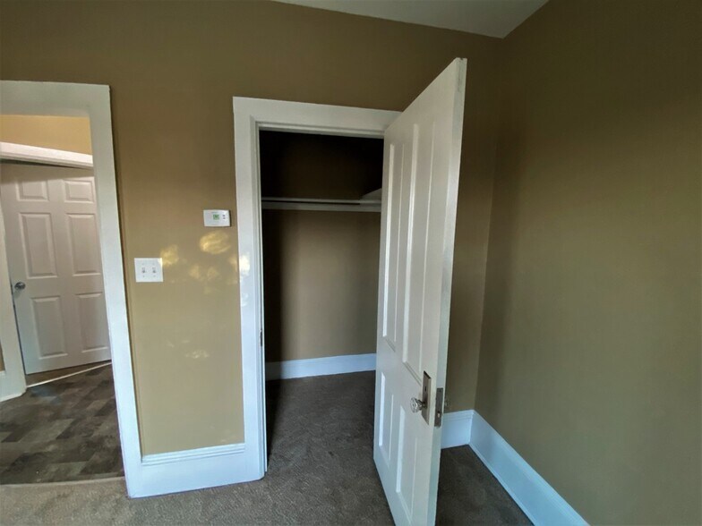 Building Photo - 517 S Water St