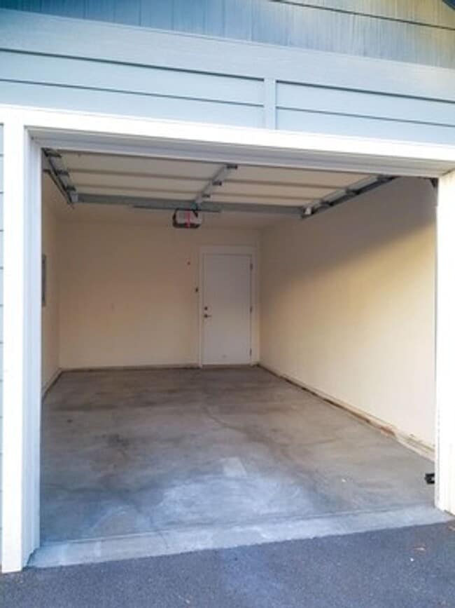 Building Photo - Clean 2 Bedroom. 2 bath apartment